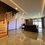 Oezel Havuzlu Lueks Villa Kuşadası