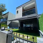 Oezel Havuzlu Lueks Villa *