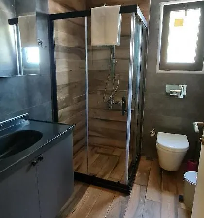 Oezel Havuzlu Lueks Villa *