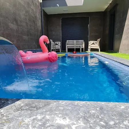 Oezel Havuzlu Lueks Kusadasi