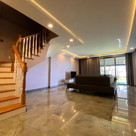 Oezel Havuzlu Lueks Villa Kusadası