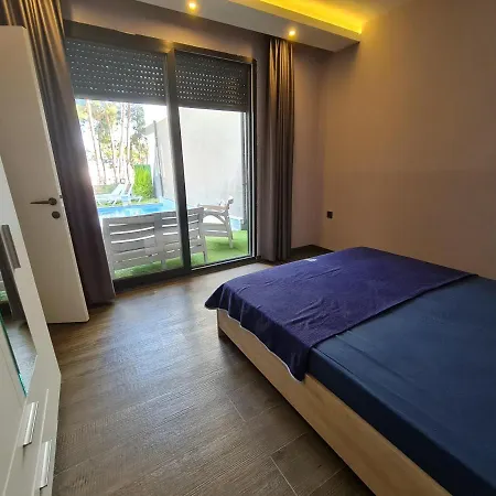 Oezel Havuzlu Lueks Villa