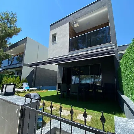 Oezel Havuzlu Lueks Villa *