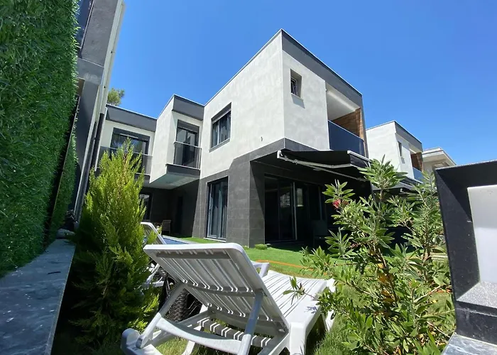 Oezel Havuzlu Lueks * Kusadası