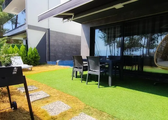 Oezel Havuzlu Lueks Kusadasi