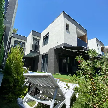 Oezel Havuzlu Lueks * Kuşadası