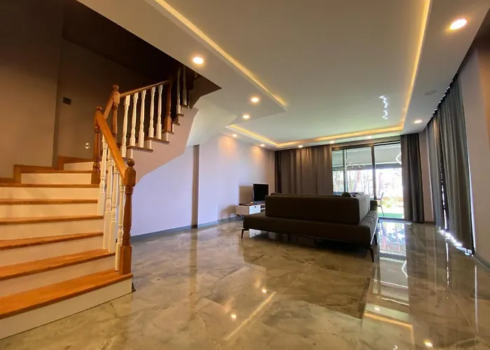 Oezel Havuzlu Lueks Villa Kuşadası