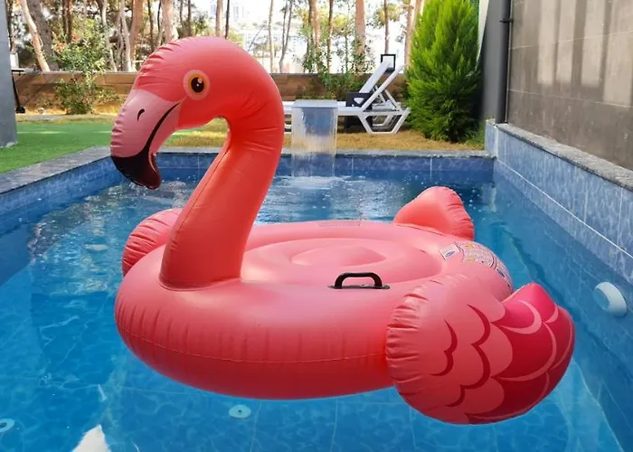 Oezel Havuzlu Lueks Villa