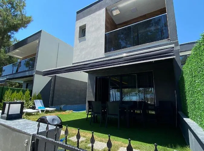 Oezel Havuzlu Lueks Villa *